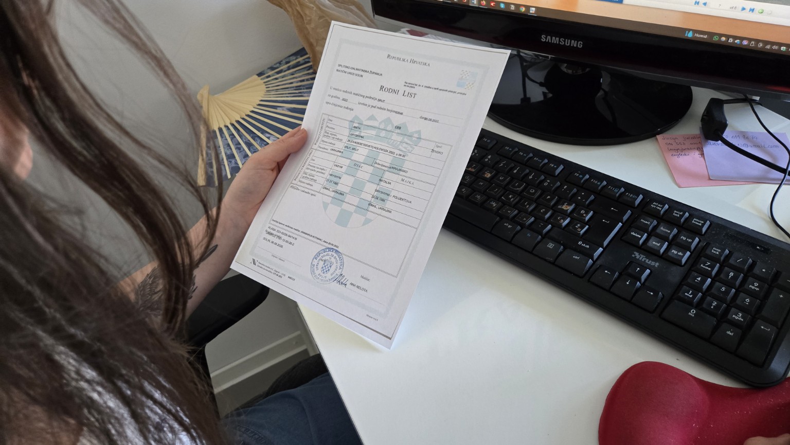 Працівниця TRAKTAT перевіряє документ за робочим столом перед підготовкою перекладу