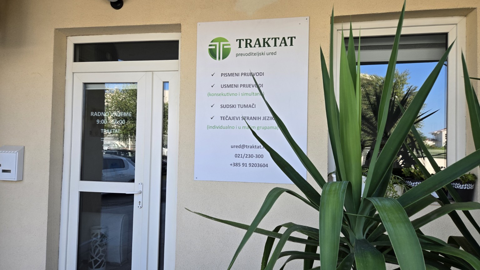Вхід до бюро перекладів TRAKTAT у Kaštel Novi з фірмовою вивіскою
