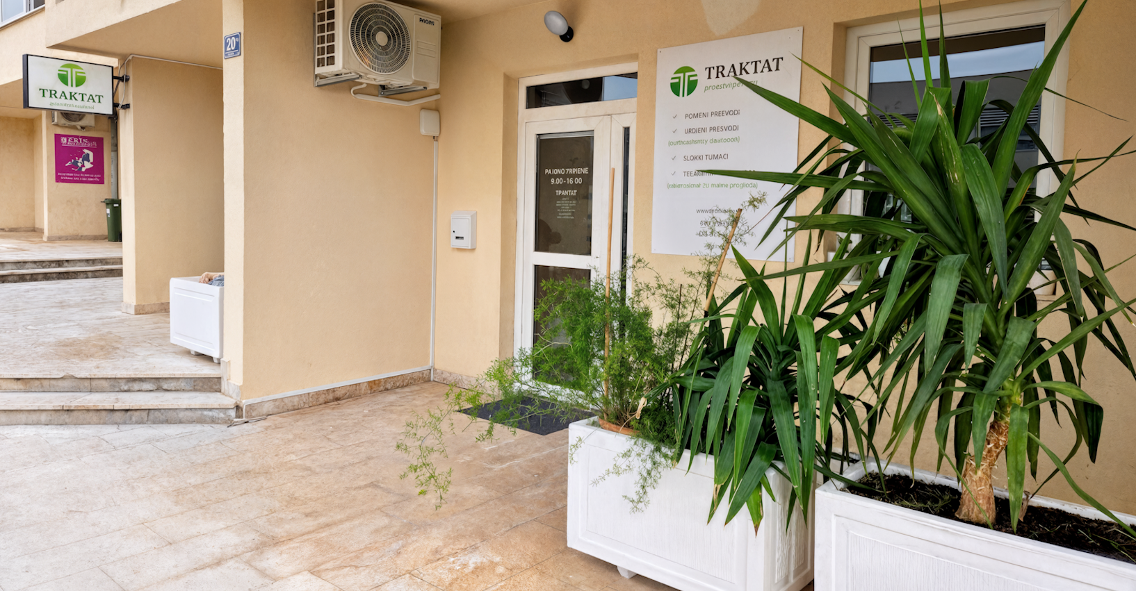 Вхід до бюро перекладів TRAKTAT за адресою Ulica Sv. Josipa 20C у Каштель-Новому