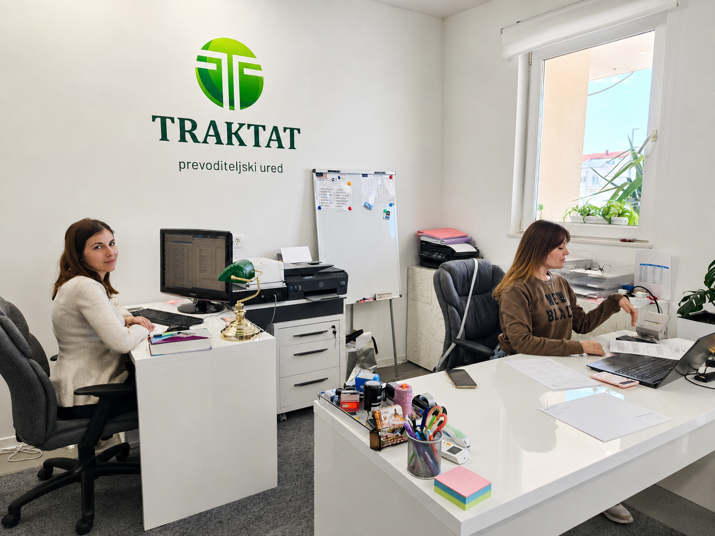 Працівниці бюро перекладів TRAKTAT працюють з документами в офісі