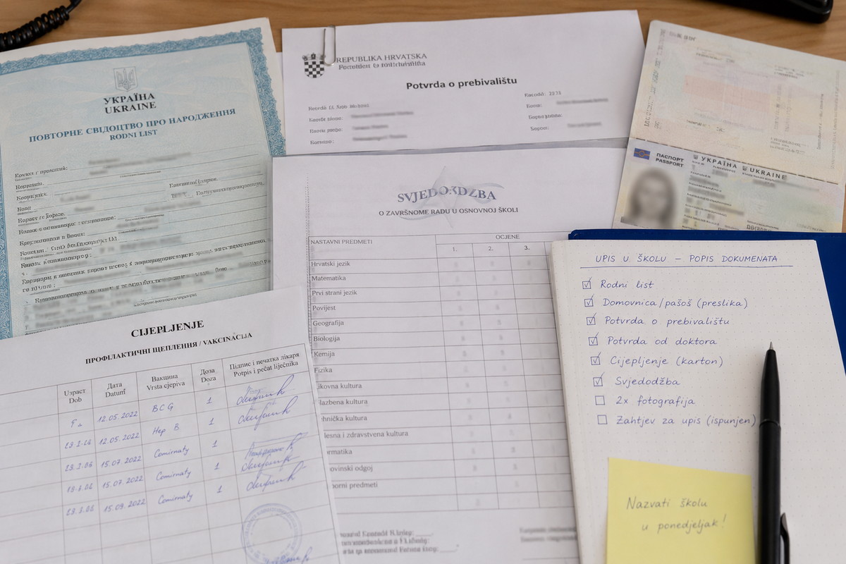 Українське свідоцтво про народження, паспорт, табель, довідка про проживання та карта щеплень для вступу дитини