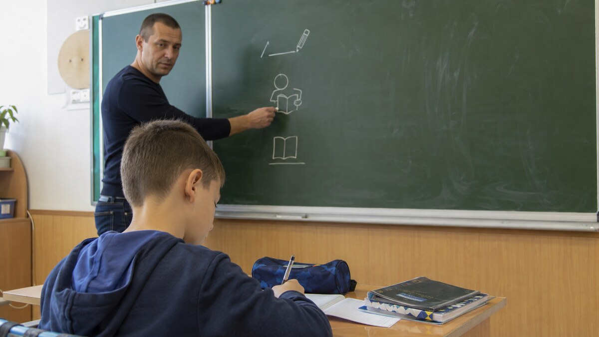 Школярі готують підручники, зошити та ручки до початку уроку