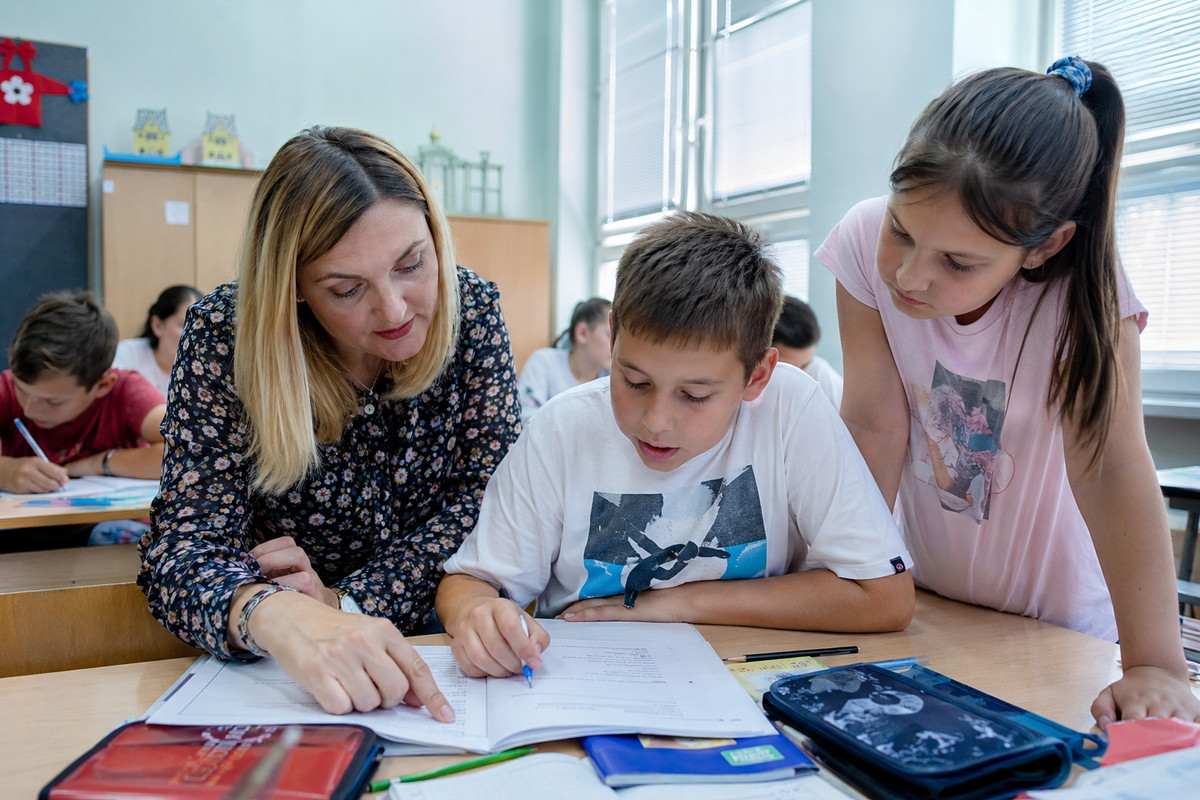 Учителька допомагає учням практикувати корисні хорватські фрази під час уроку
